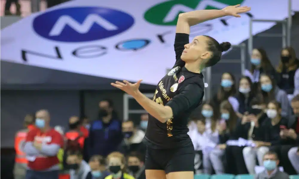 Gabi Guimarães marca 16 pontos e Vakifbank segue invicto na Champions League de vôlei feminino