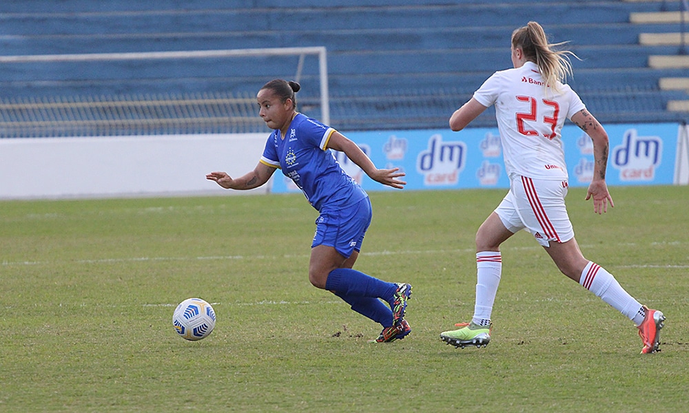 Bea São José futebol feminino renovações