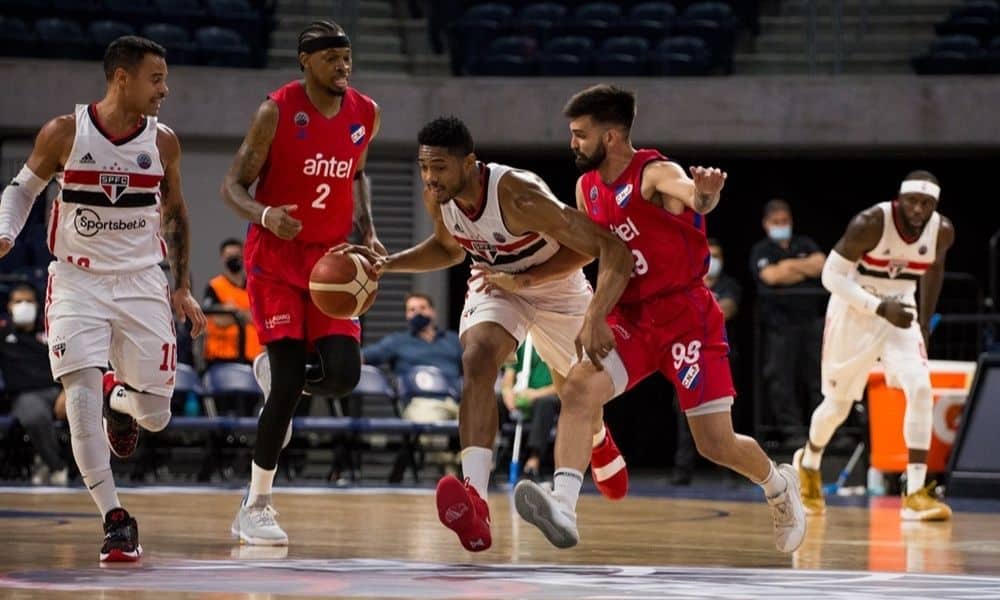 Bruno Caboclo Nacional (URU) x São Paulo Champions League América de basquete