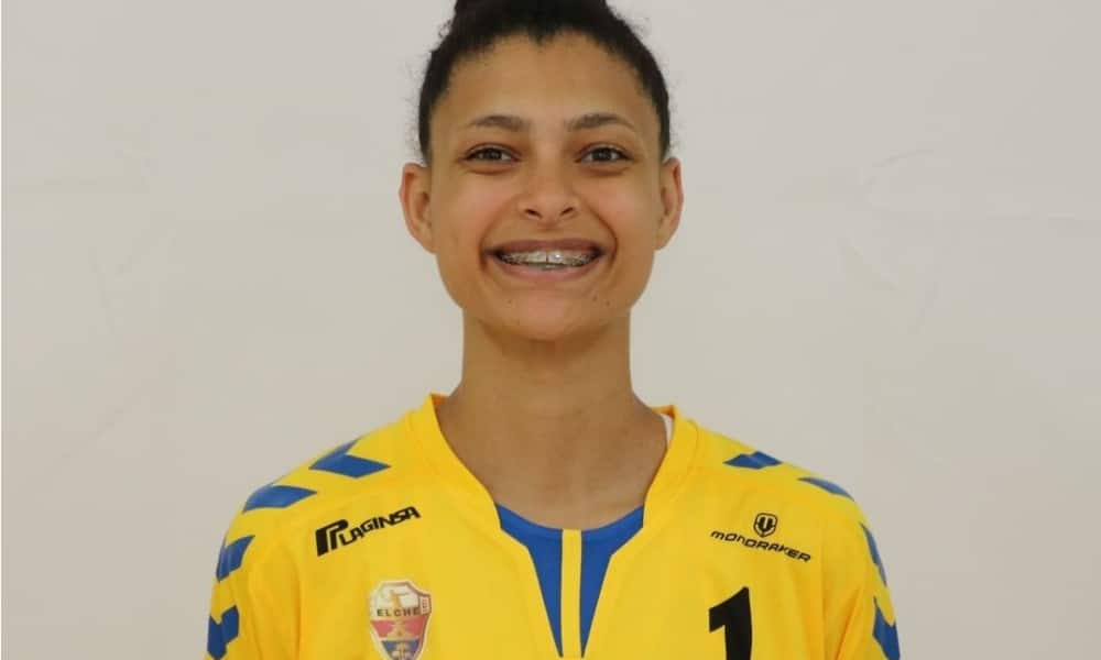 Pamela Meira pelo Elche na Copa Europeia de handebol feminino