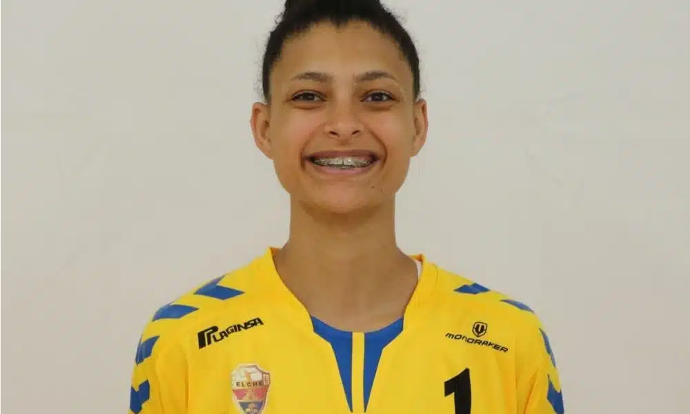 Pamela Meira pelo Elche na Copa Europeia de handebol feminino