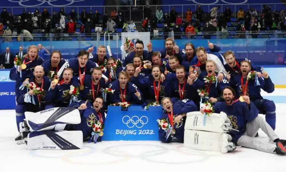 Finlândia vence Rússia de virada e fatura ouro inédito no hóquei no gelo