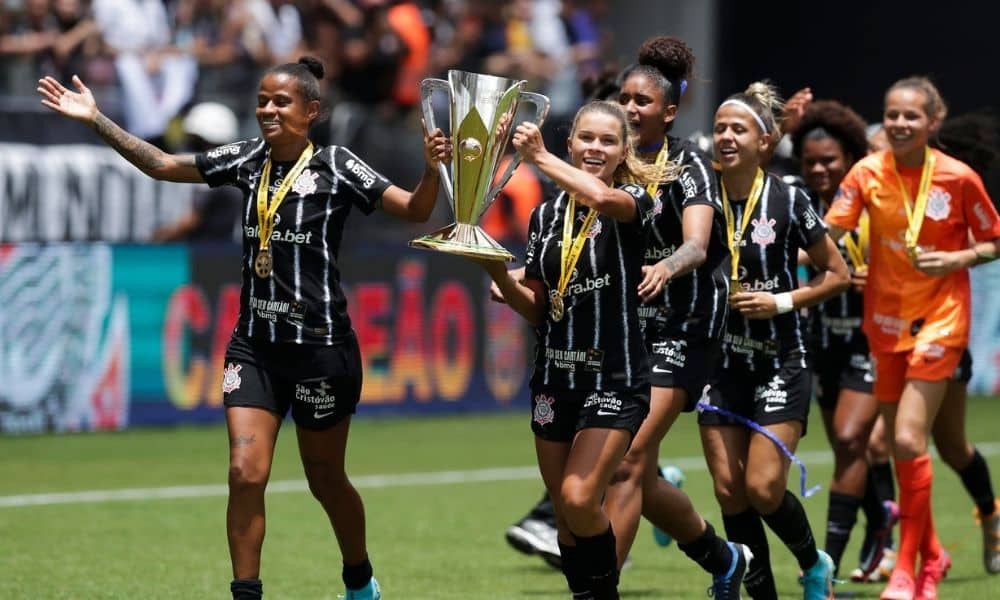 Tamires Grazi taça Corinthians x Grêmio final da Supercopa do Brasil de futebol feminino