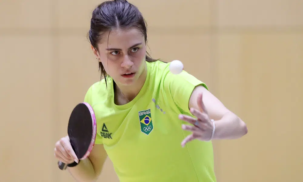 Bruna Takahashi disputando torneio WTT de tênis de mesa Grand Smash em Singapura