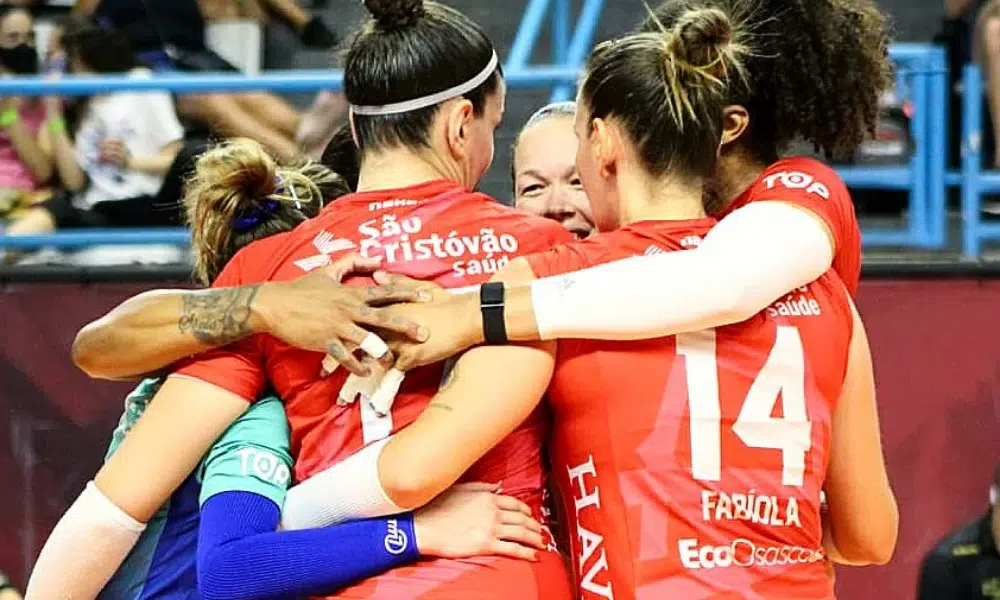 Jogadoras do Osasco se abraçam após vitória contra o Curitiba na Superliga