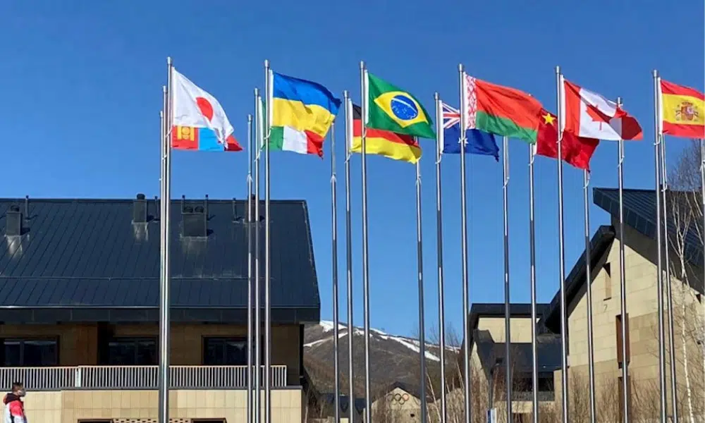 Bandeiras na Vila Paralímpica de Pequim 2022