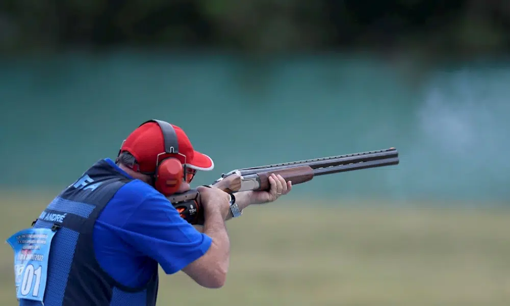 André Colin disputando a prova de trap no Meeting Paralímpico de tiro esportivo