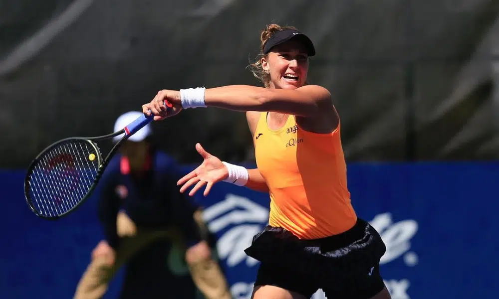 Bia Haddad Maia jogando no WTA 1000 de Guadalajara, no México