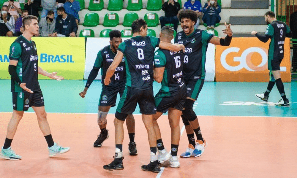 Jogadores do Brasília comemoram ponto na vitória sobre o Goiás na Superliga de vôlei