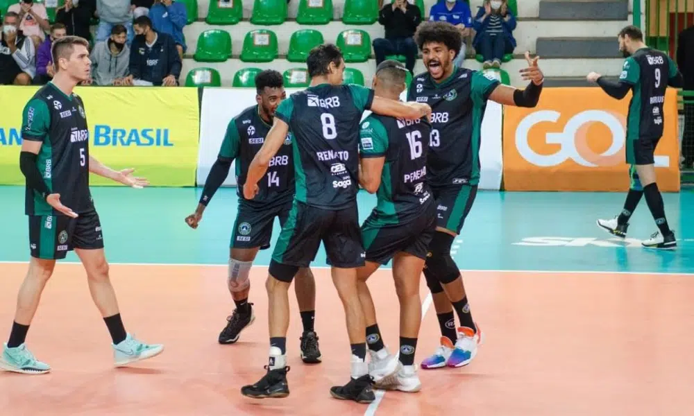Jogadores do Brasília comemoram ponto na vitória sobre o Goiás na Superliga de vôlei