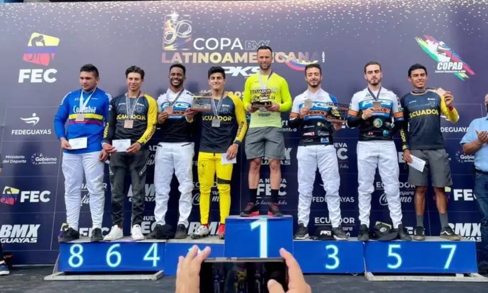 Bruno Cogo Franklin Vasconcelos e Guilherme Ribeiro no pódio da primeira corrida na Copa Latino-Americana de Ciclismo BMX em Guaiaquil