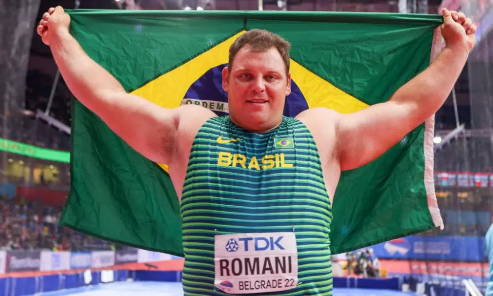 Darlan Romani com a bandeira do Brasil após faturar o título mundial indoor de atletismo assista ao vivo campeonato ibero-americano de atletismo