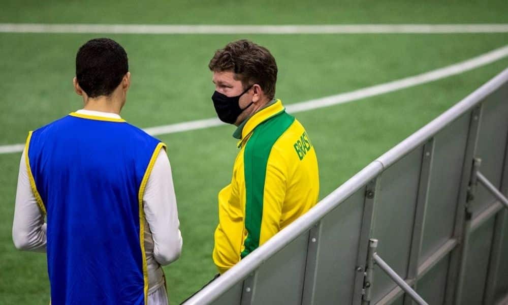 Fábio Vasconcelos passa instrução durante treino da Seleção Brasileira de futebol de cegos | Foto- Ale Cabral:CPB