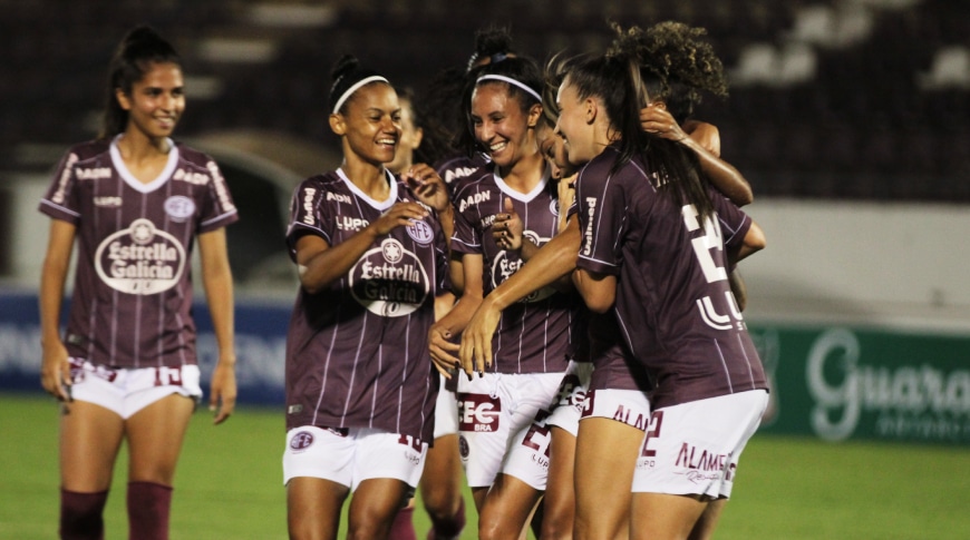 Jogadoras da Ferroviária se abraçam após vitória sobre o Red Bull Bragantino no Brasileirão Feminino