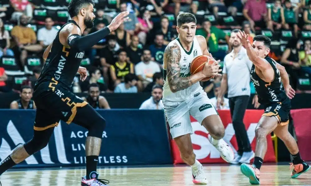 Gabriel Jaú rompe a defesa do Mogi para converter mais dois pontos (Victor Lira:Bauru Basket) NBB