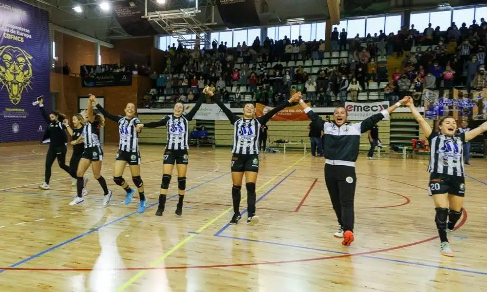 Isabelle Medeiros (27) comemora vitóra do Málaga pela Semifinal da Liga Europa de handebol feminino