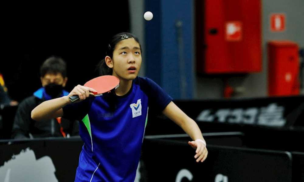 Karina Shiray disputando o WTT Youth Star Contender de tênis de mesa