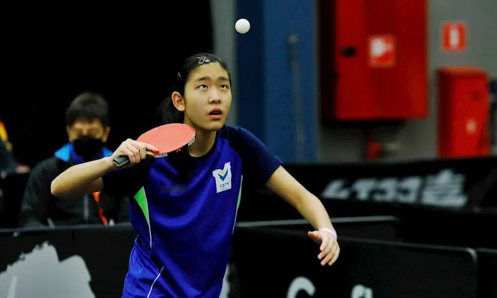 Karina Shiray disputando o WTT Youth Star Contender de tênis de mesa