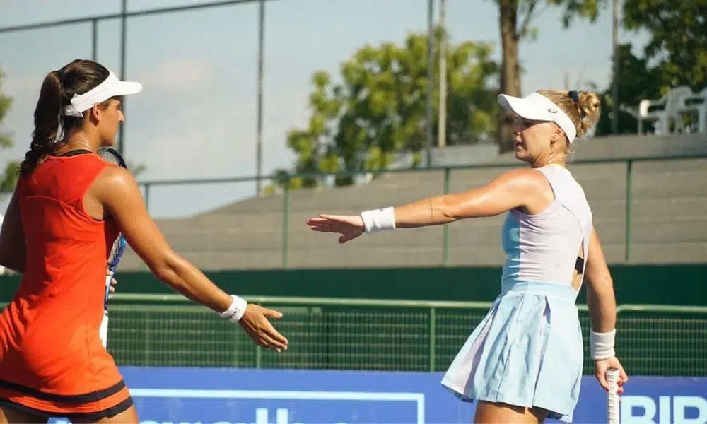A medalhista olímpica e Laura Pigossi se cumprimentam durante jogo no ITF de Anapoima