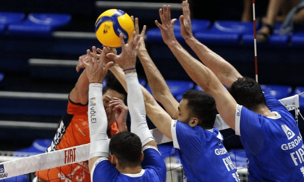 Minas no bloqueio triplo contra o Uberlândia pela Superliga de vôlei