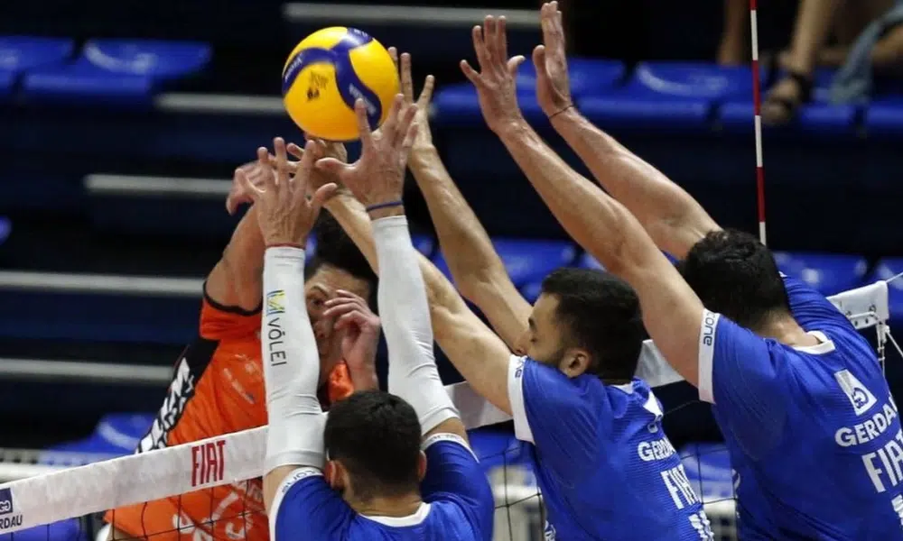 Minas no bloqueio triplo contra o Uberlândia pela Superliga de vôlei