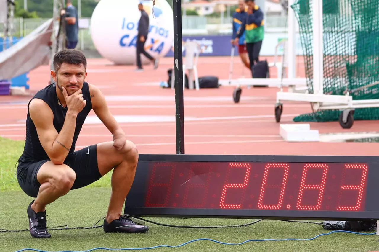 Petrúcio ferreira está ajoelhado ao lado do placar com o tempo de 20s83
