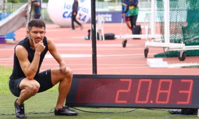 Petrúcio ferreira está ajoelhado ao lado do placar com o tempo de 20s83