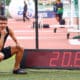 Petrúcio ferreira está ajoelhado ao lado do placar com o tempo de 20s83
