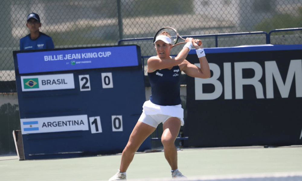 Bia Haddad Maia representando o Brasil contra a Argentina na Billie Jean King Cup