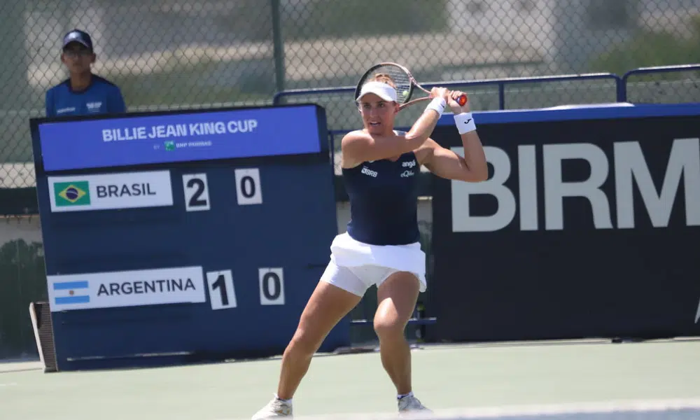 Bia Haddad Maia representando o Brasil contra a Argentina na Billie Jean King Cup