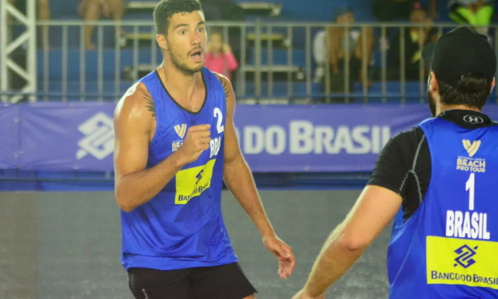 Bruno Schmidt/Saymon comemoram ponto no Challenger de Itapema do Circuito Mundial de vôlei de praia Roma Brasil