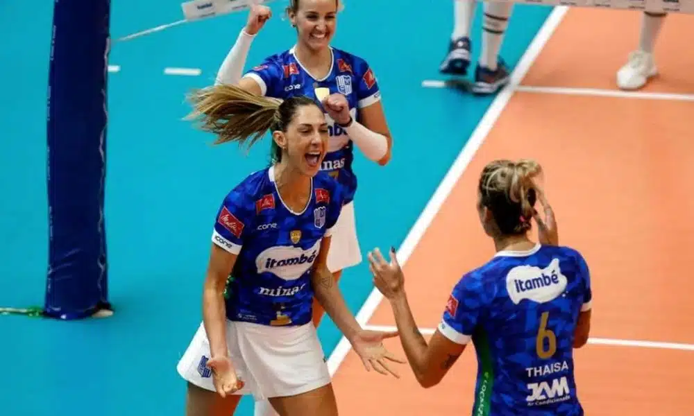 Carol Gattaz comemora com Thaisa Minas Superliga