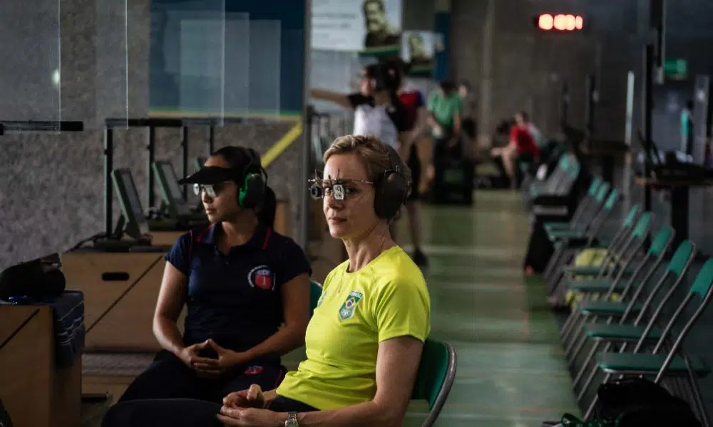 Ana Luiza Souza Lima se preparando para competir na Copa do Mundo de tiro esportivo