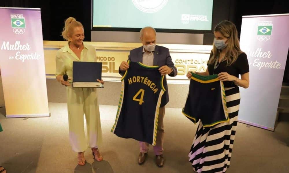 Hortência doa uniforme de Atlanta-1996 para o Memória Olímpica