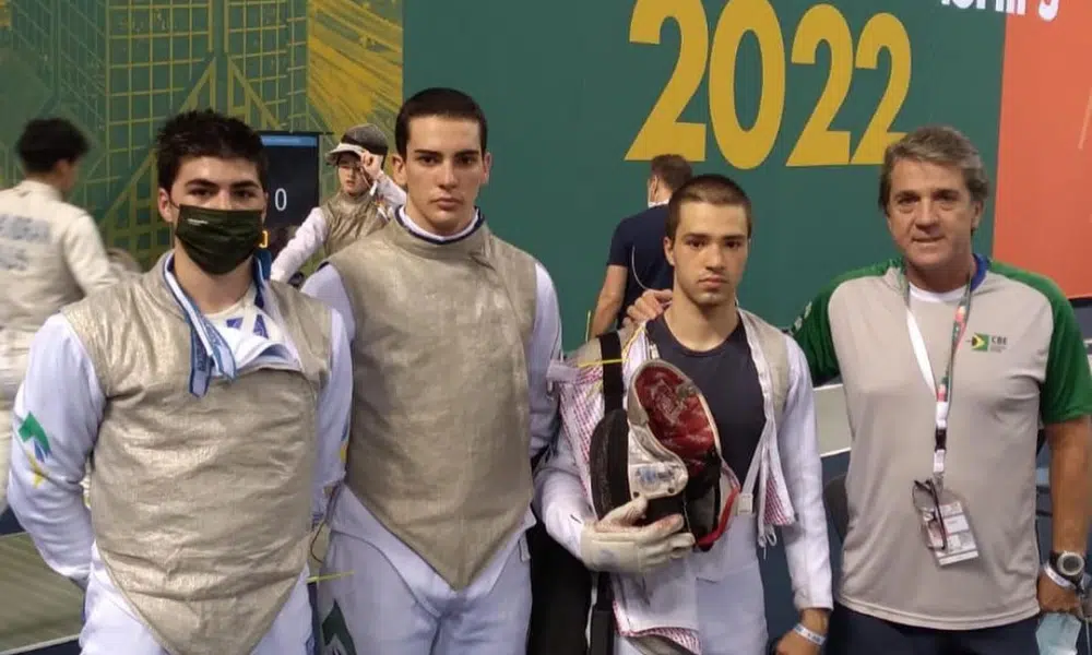 Lorenzo Mion, Kevin Lima e Ricardo Pacheco formam a equipe masculina de florete juvenil do Brasil que foi ao Mundial de esgrima