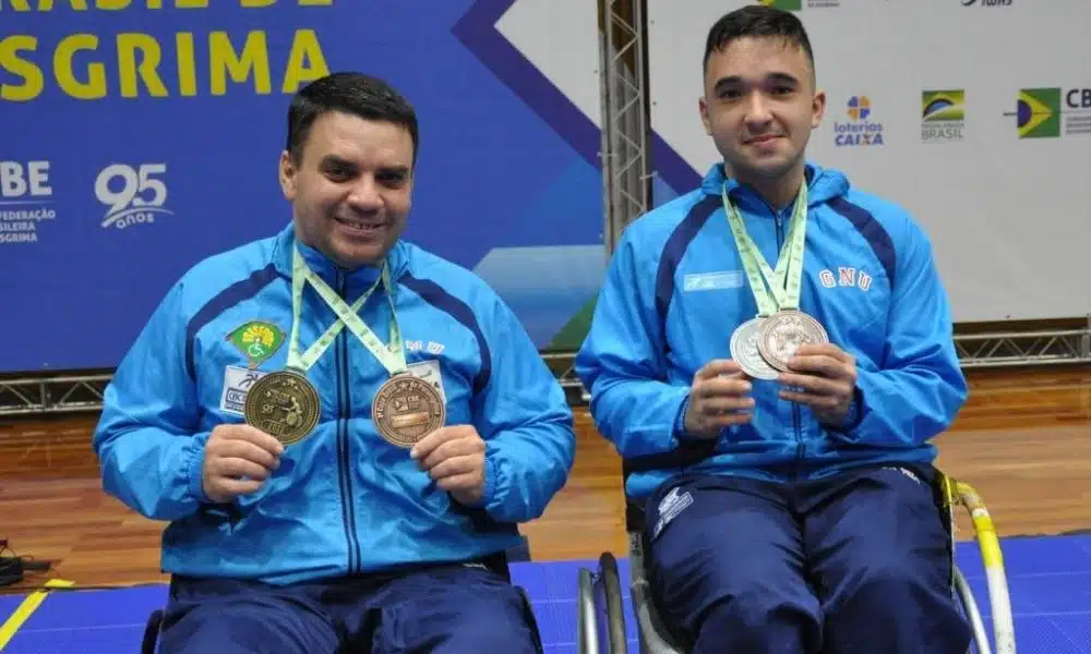 Fabio Damasceno (esquerda) e Kevin Damasceno (direita), pai e filho no pódio do sabre A na Copa Brasil de paraesgrima. Foto- Rosele Sanchotene