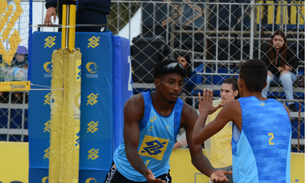 Gustavo e Gui Pacheco, vencedores do Aberto de Saquarema, disputam o Top 8 de Itapema do Circuito Brasileiro de Vôlei de Praia