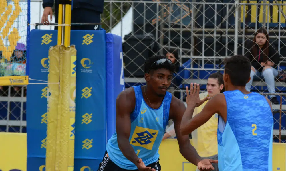 Gustavo e Gui Pacheco, vencedores do Aberto de Saquarema, disputam o Top 8 de Itapema do Circuito Brasileiro de Vôlei de Praia