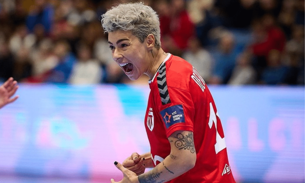 Karol Souza comemora após boa marcação do Minaur Baia Mare