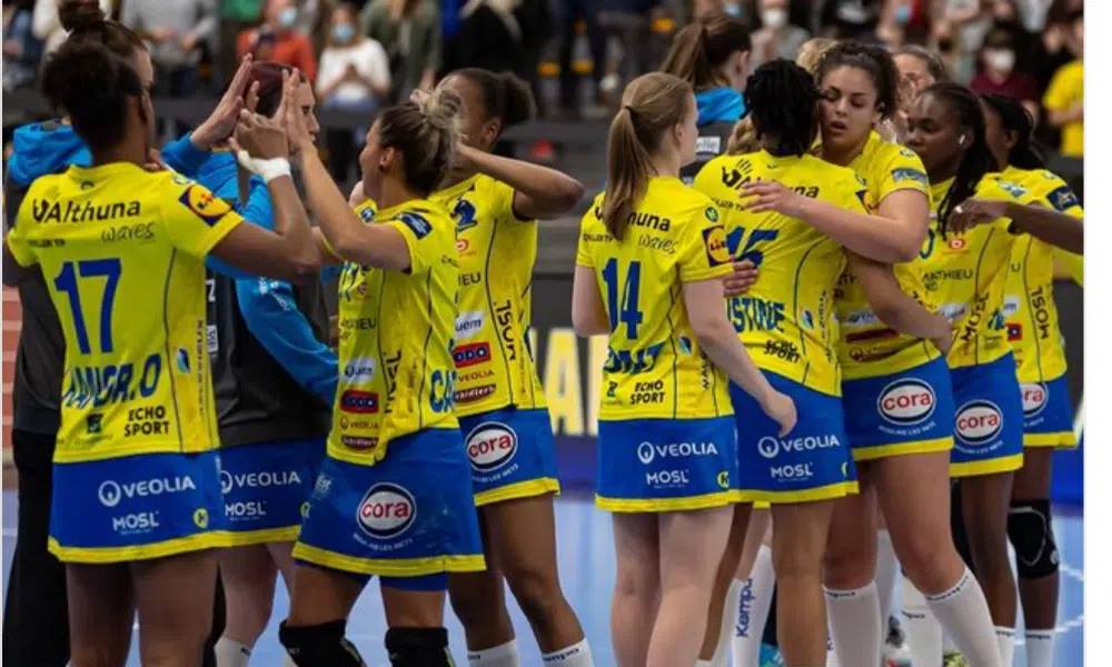Jogadoras do Metz, de Bruna de Paula e Adriana Cardoso, comemoram classificação ao Final 4 da Champions League de handebol feminino