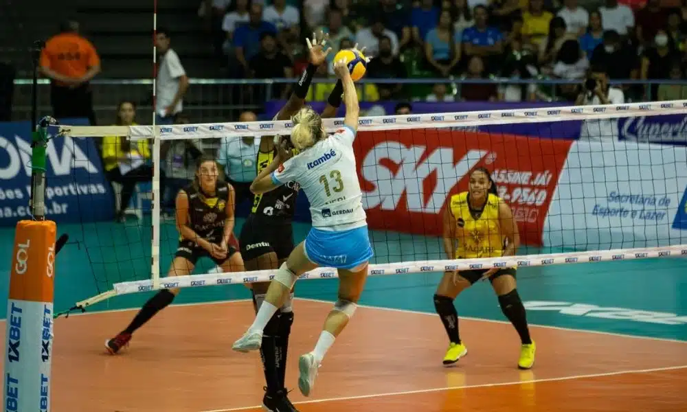 Neri Ozsoy ataca Minas x PRaia Clube Superliga final