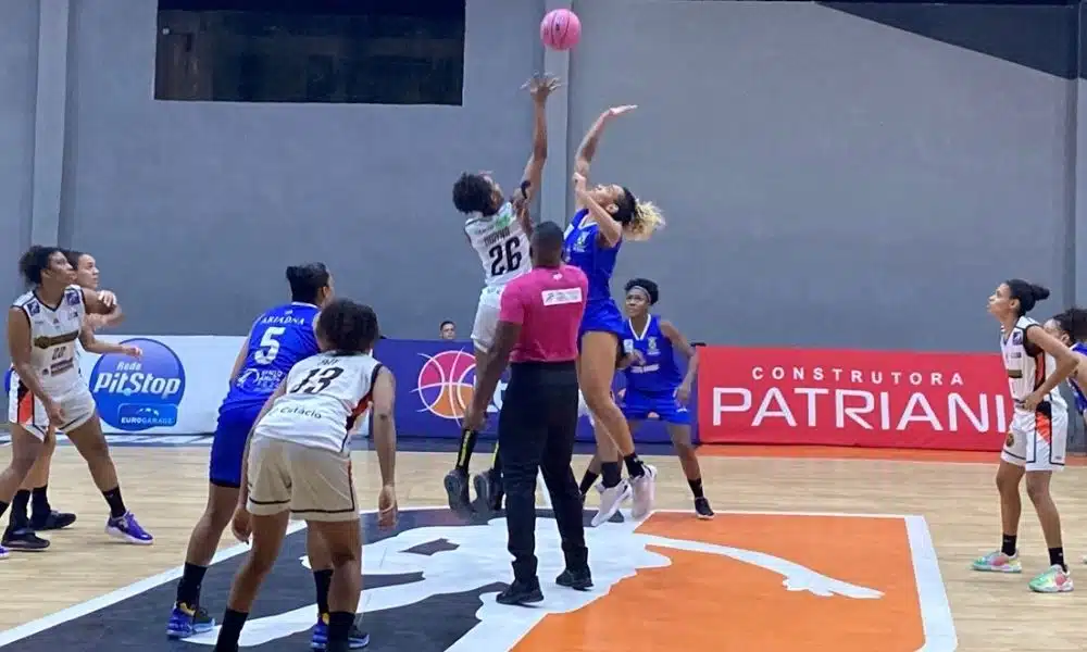 Thayná e Sassá pulam para o início do jogo; alas travaram belo duelo (Ana Luiza:Sodiê Mesquita LSB)Thayná e Sassá pulam para o início do jogo; alas travaram belo duelo (Ana Luiza:Sodiê Mesquita LSB)