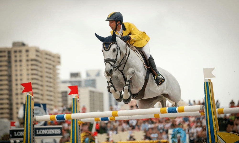 Yuri Mansur competindo em prova de hipismo saltos