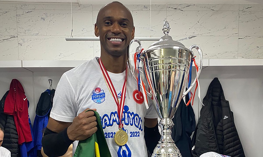 Vini dos Santos vôlei masculino campeão Tursad Turquia