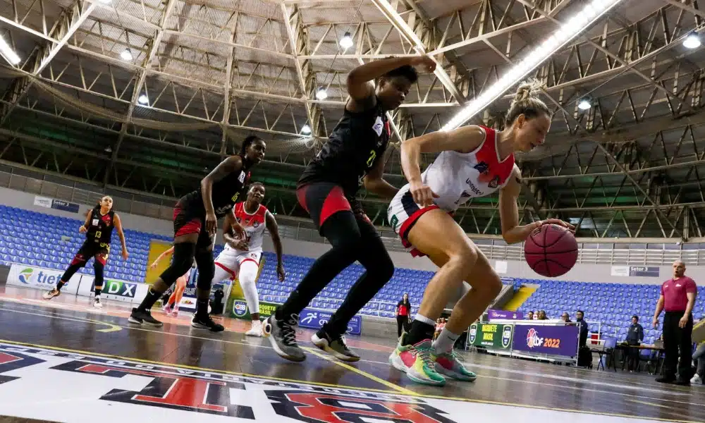 Blumenau vence Sport pela LBF
