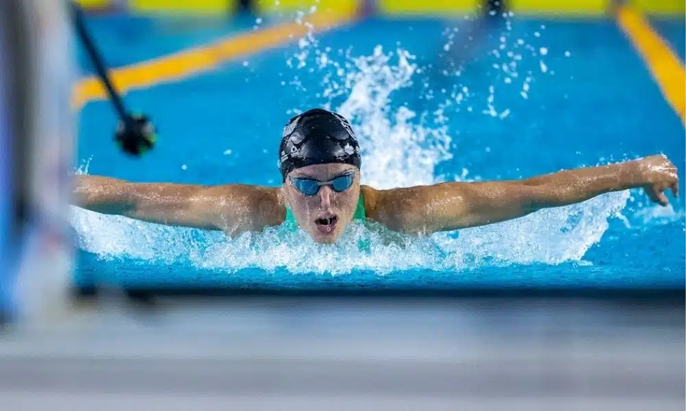 Carol Santiago no Campeonato Brasileiro de natação paralímpica - Carol com cabeça acima da água executando o nado borboleta