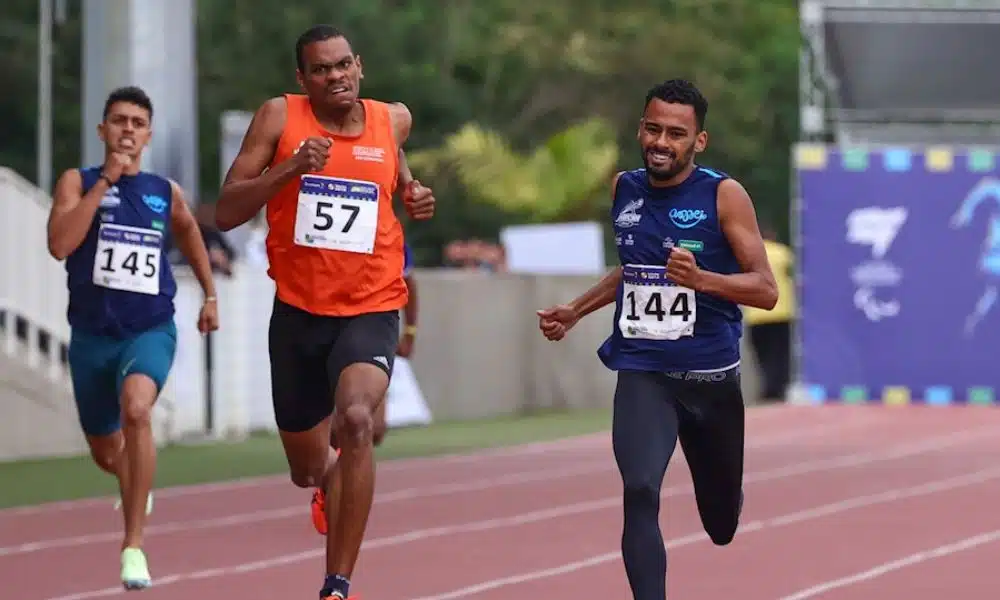 Daniel Martins (à direita) disputa liderança dos 400 m com Samuel. Ambos são acompanhados por Gustavo. Brasileiro de atletismo paralímpico
