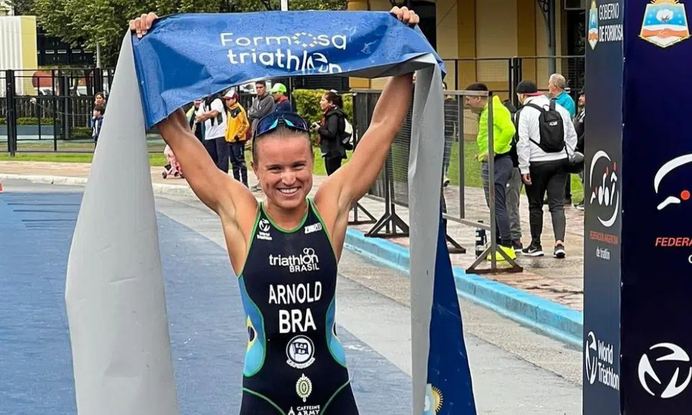 Djenyfer Arnold vence Sul-Americano de triatlo sprint