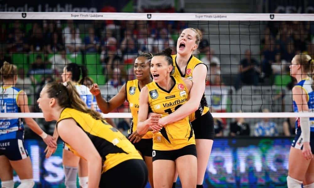 Gabi tem atuação de gala e Vakifbank vence a Champions de vôlei