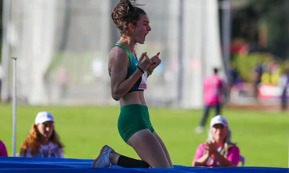 Luísa Lummertz, ajoelhada no colçhão, comemora o ouro no salto em altura. Atletismo Rosário 2022 - Time Brasil